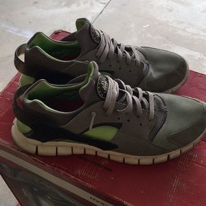Men’s size 13 Nike huarache free green